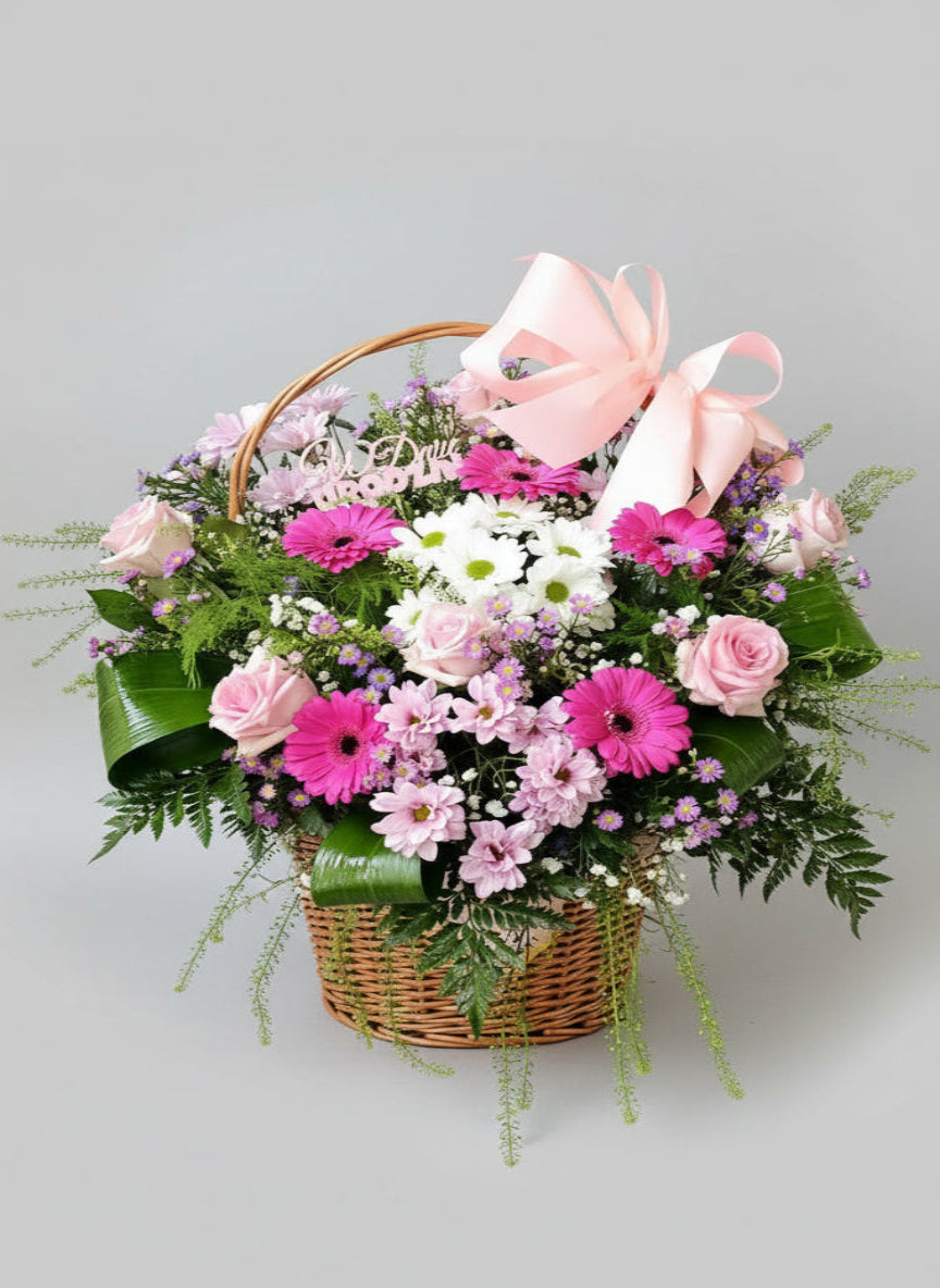 Bukiet urodzinowy w koszu Różowo-biały